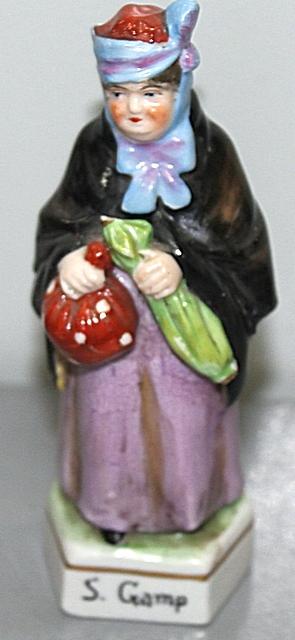 Статуэтка женщины с узелком и зонтиком в руках
