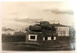 Памятник - танк Т-34 на площади Труда в г.Каменске.50-е годы XX в