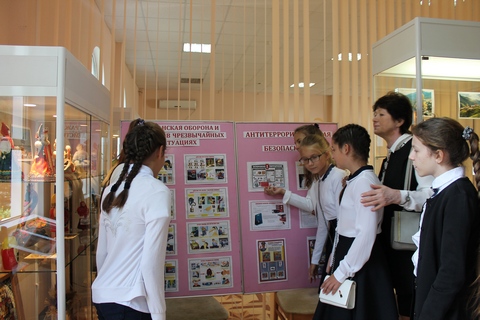 Ученики гимназии №12 изучают стенды по антитеррору_sm.JPG